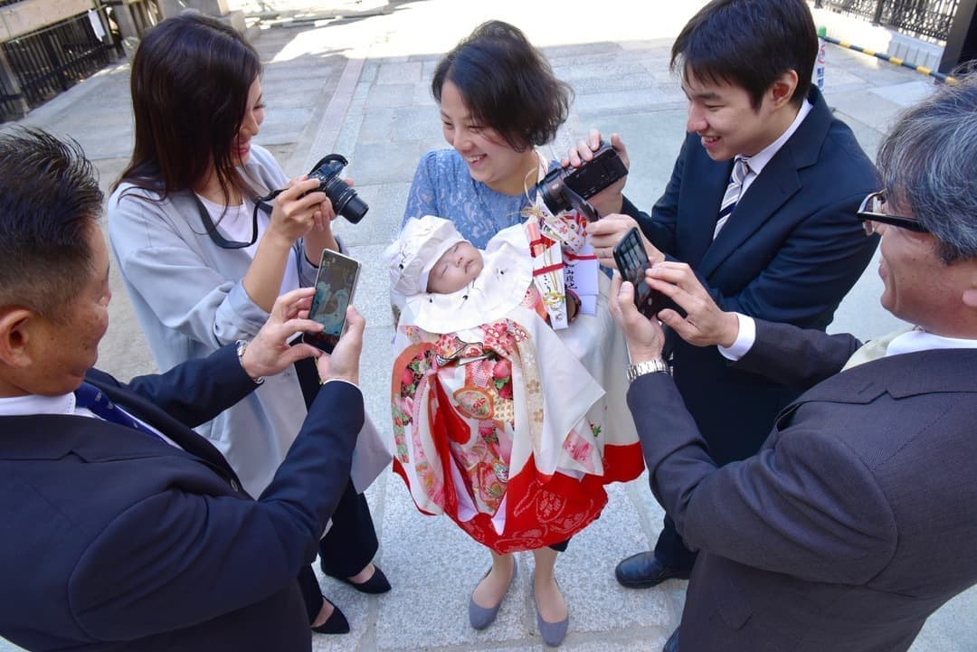 神社でのお宮参りで着物や色んな服装で初穂料を納めてご祈祷の前や後に撮る記念の家族や赤ちゃんの写真