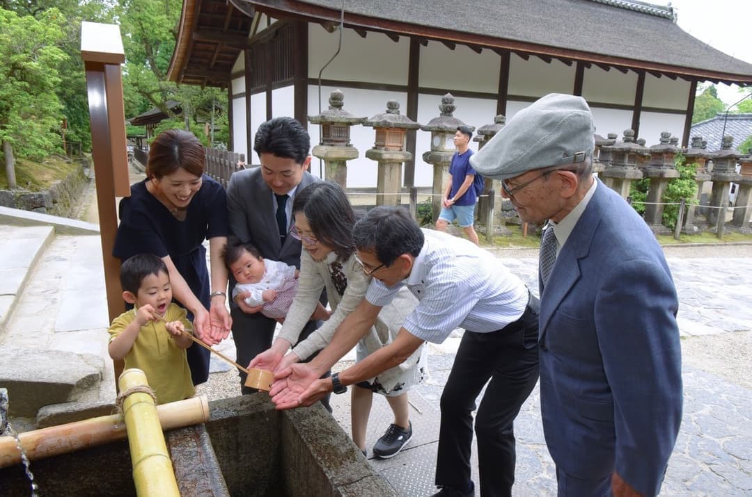 神社でのお宮参りで着物や色んな服装で初穂料の費用を納めてご祈祷の前や後に撮る記念の家族や赤ちゃんの写真