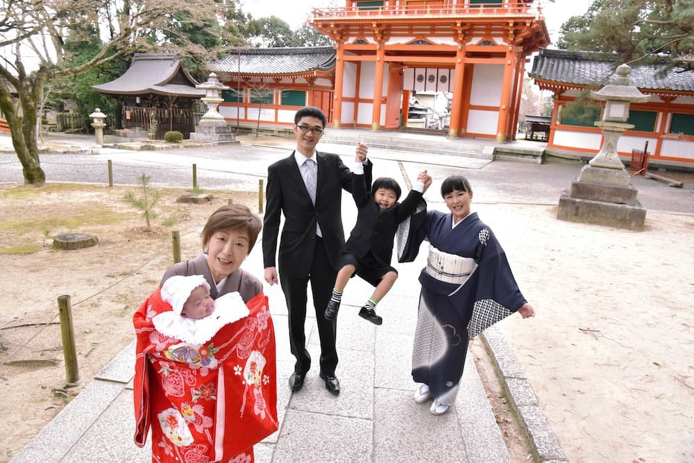 京都の神社でのお宮参り写真