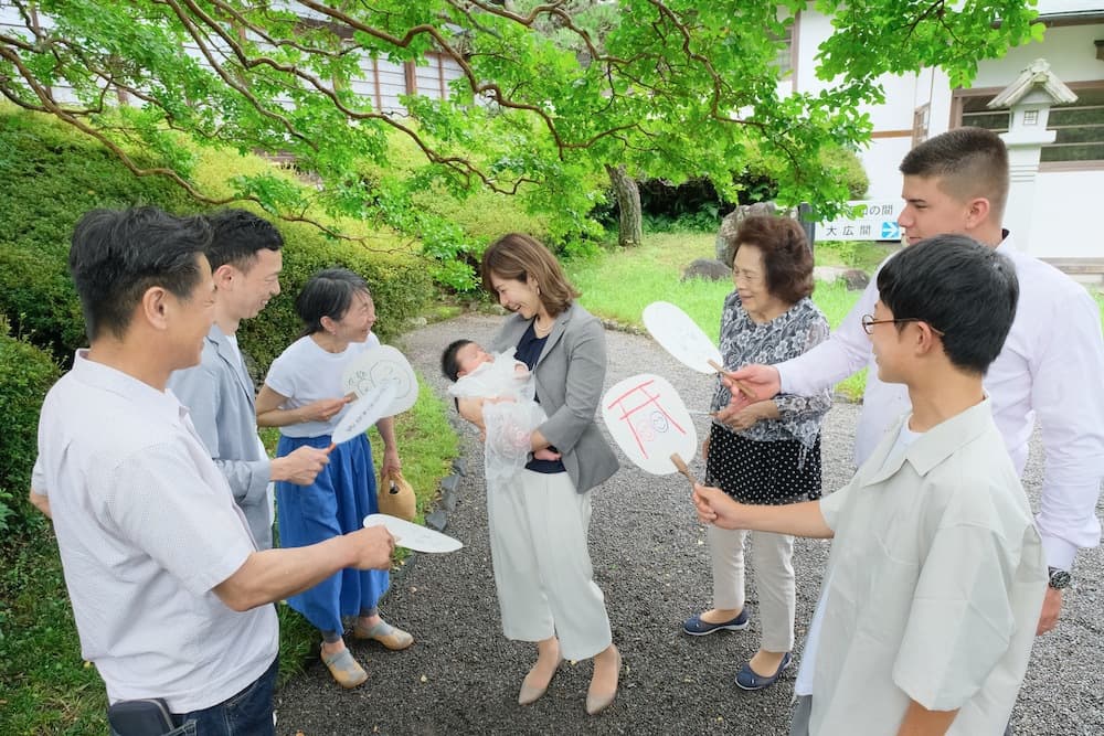 神社でのお宮参りの写真