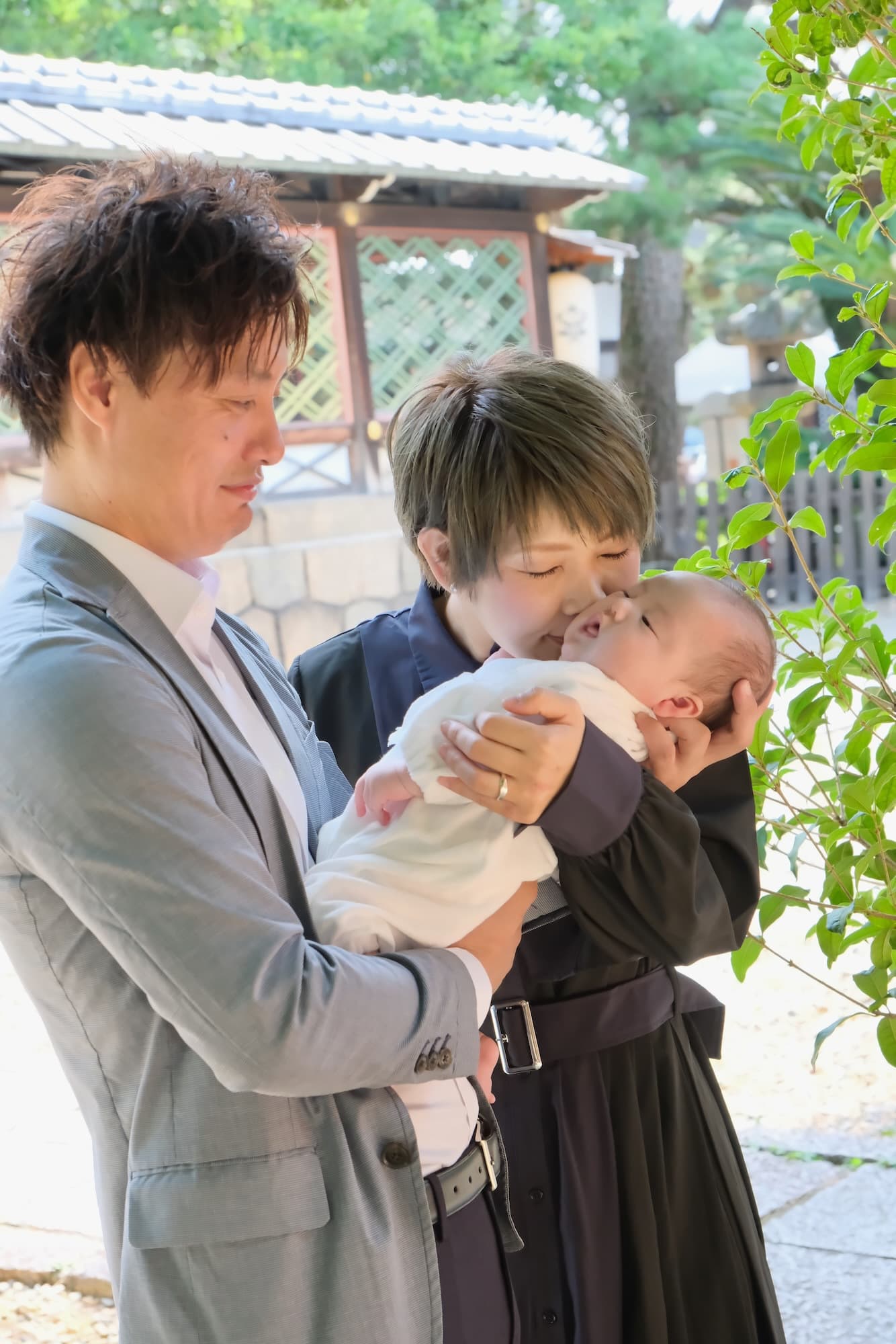 御香宮神社でお宮参りの赤ちゃんの家族写真