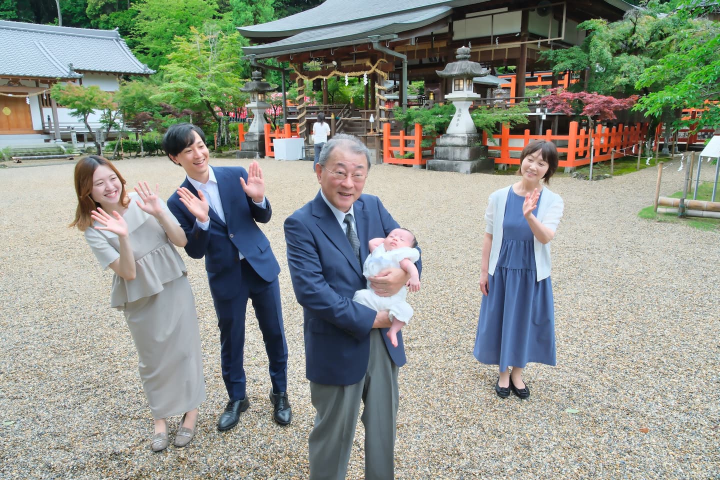 龍田大社でお宮参りの赤ちゃんの家族