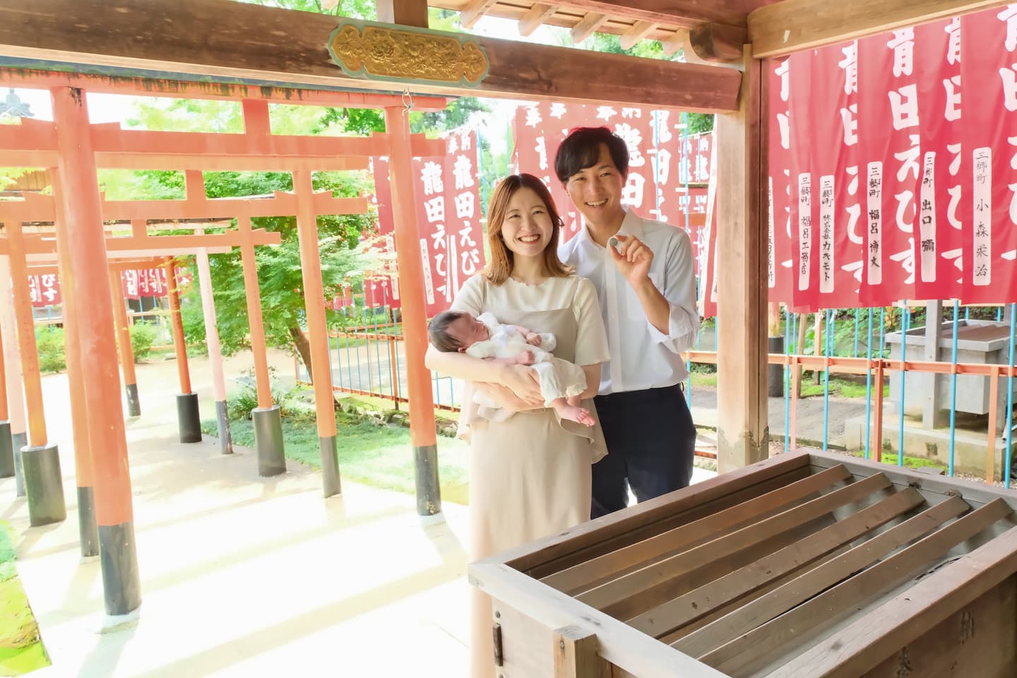 龍田大社でお宮参りの赤ちゃんの家族