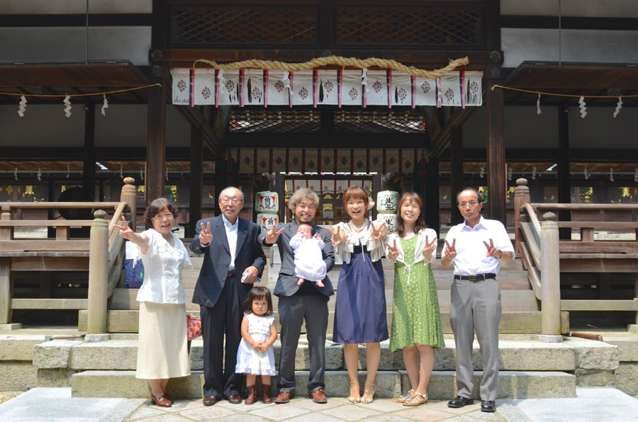 お宮参りに行く時期は、いつ?と迷いながら神社でのお宮参りで着物や色んな服装で初穂料の費用を納めてご祈祷の前や後に撮る記念の家族や赤ちゃんの写真