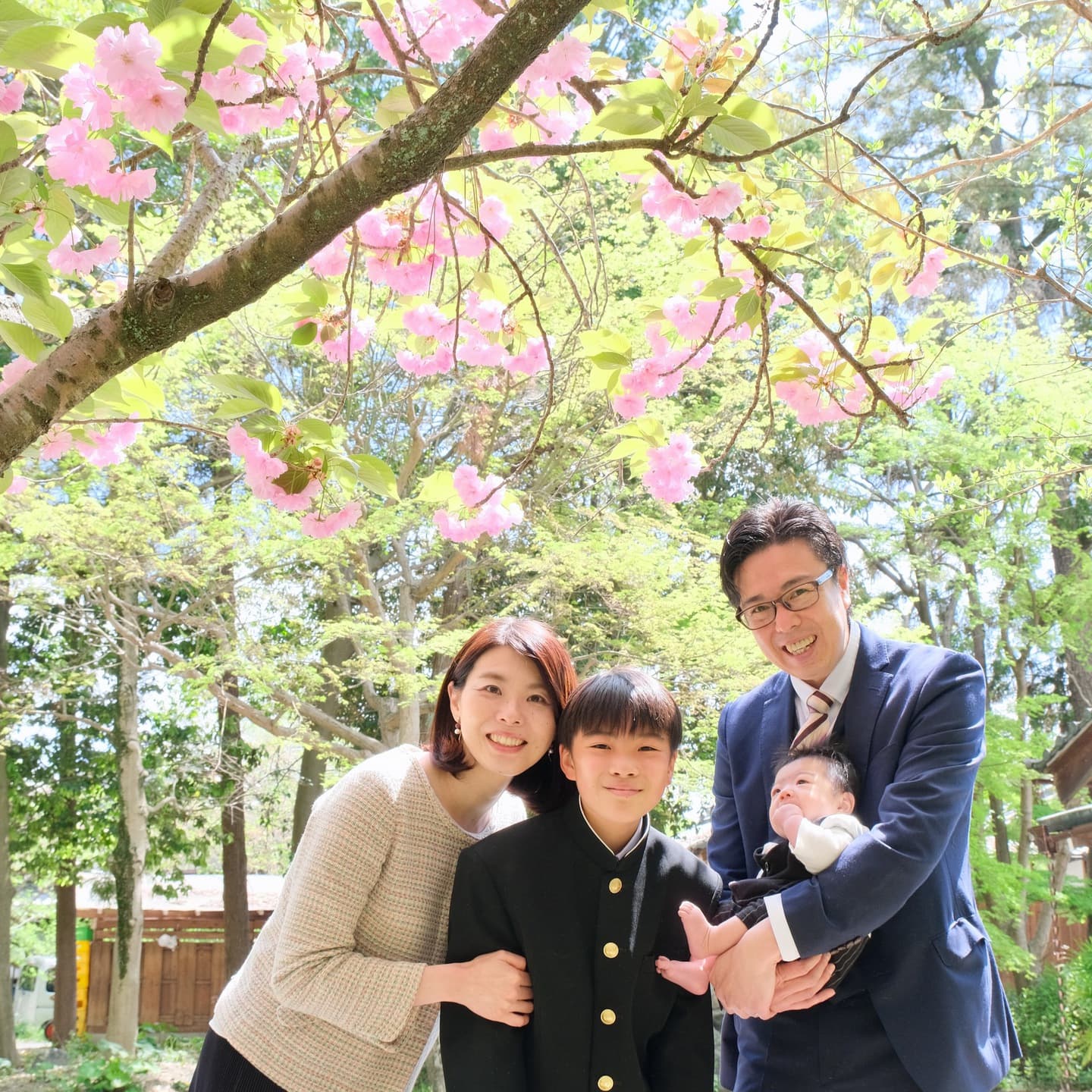 建部大社でお宮参りをした赤ちゃんと家族