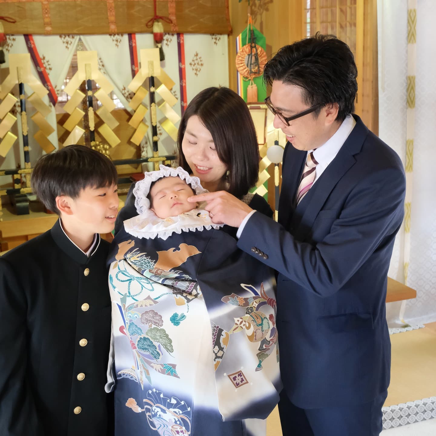 建部大社でお宮参りをした赤ちゃんと家族