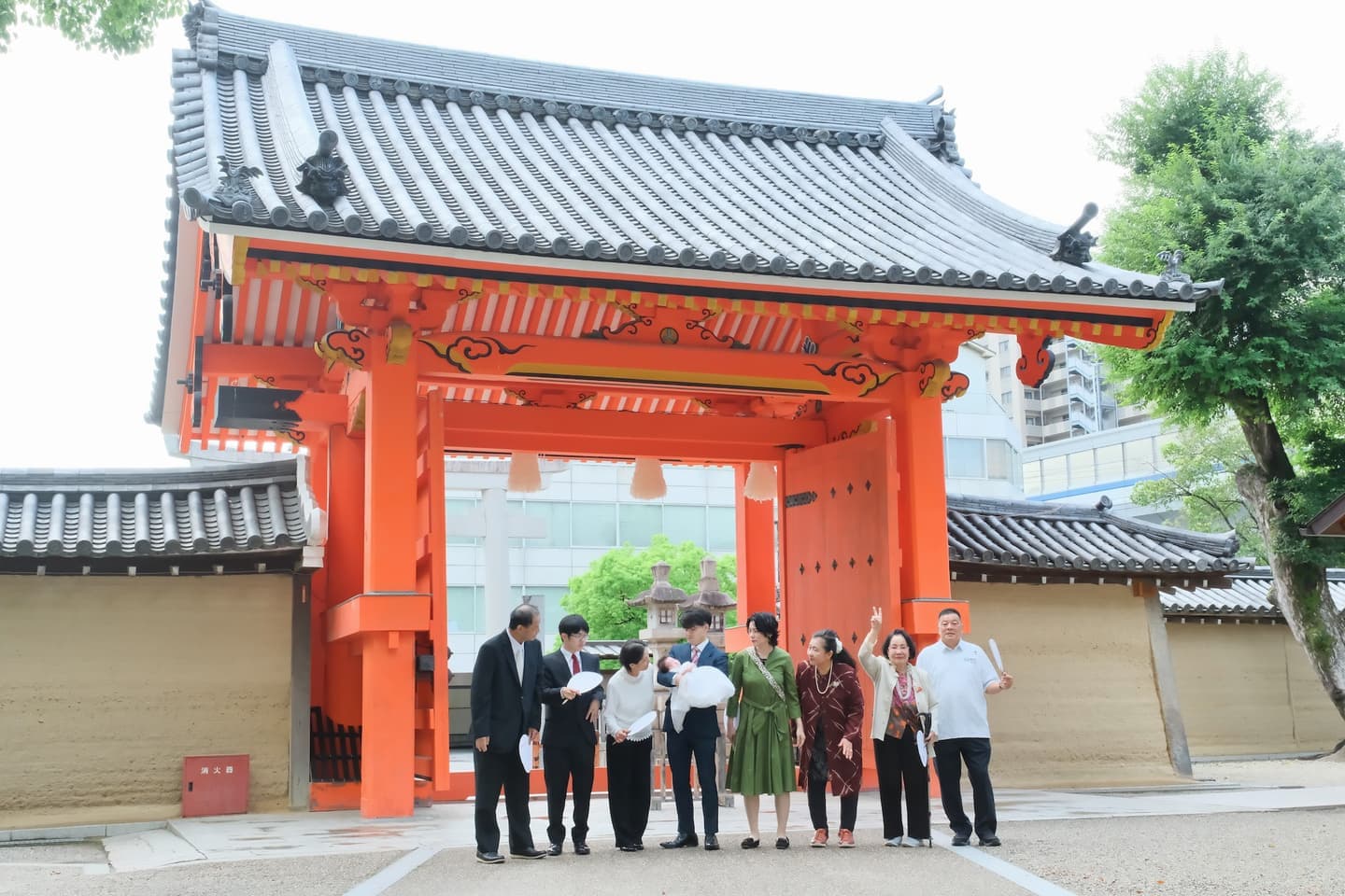 お宮参りの赤ちゃんの家族写真