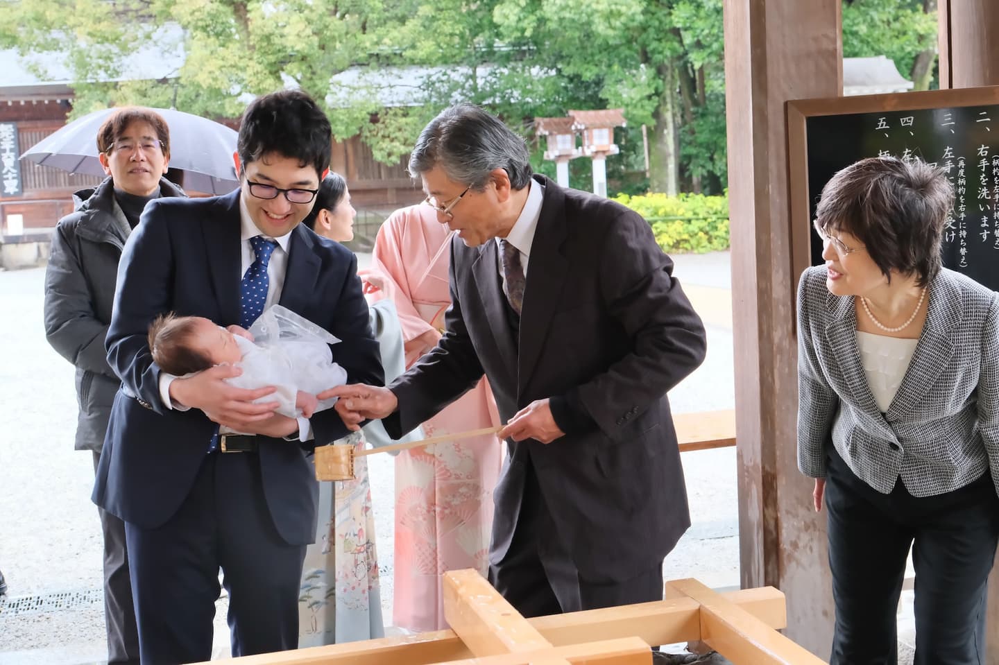 橿原神宮でお宮参りの赤ちゃんの家族写真