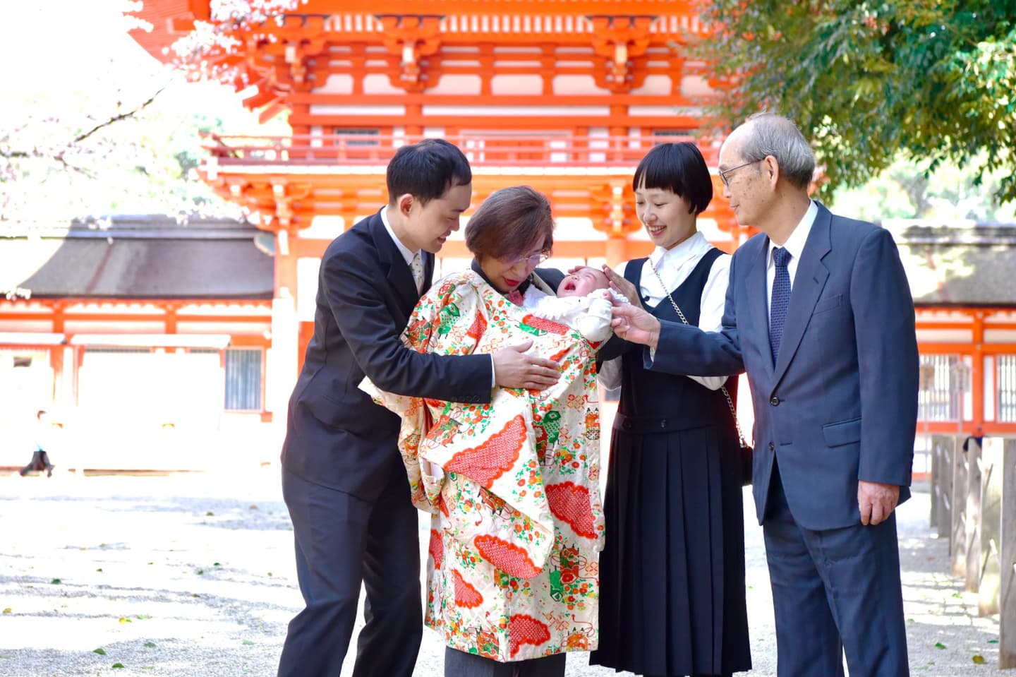 下鴨神社でお宮参りの赤ちゃんの家族写真