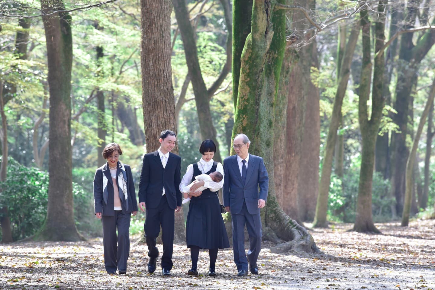 下鴨神社でお宮参りの赤ちゃんの家族写真