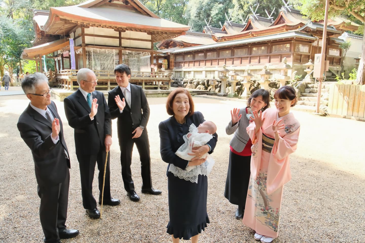 往馬大社でお宮参りの赤ちゃんの家族写真