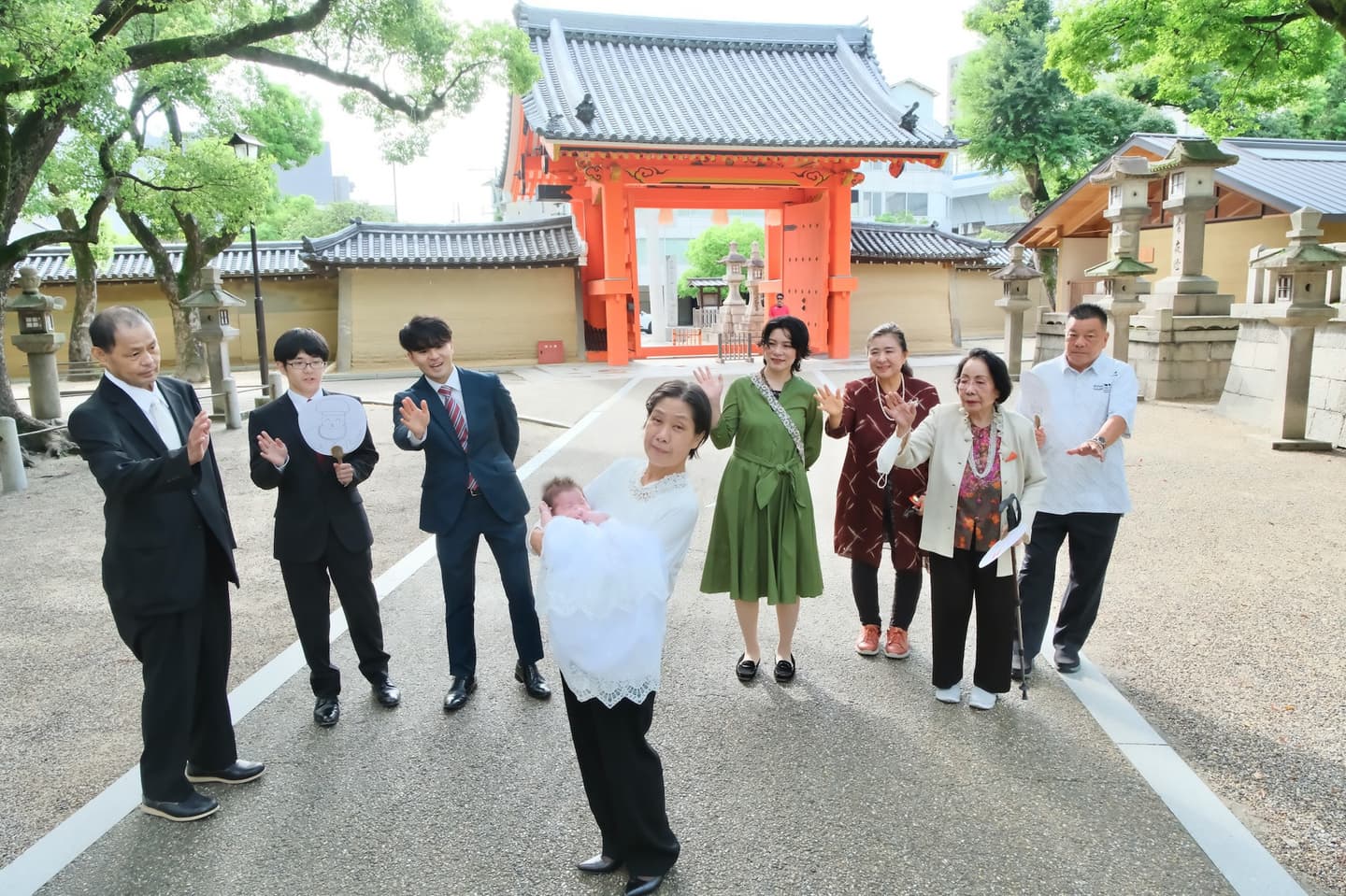 西宮神社でお宮参りの赤ちゃんの家族写真