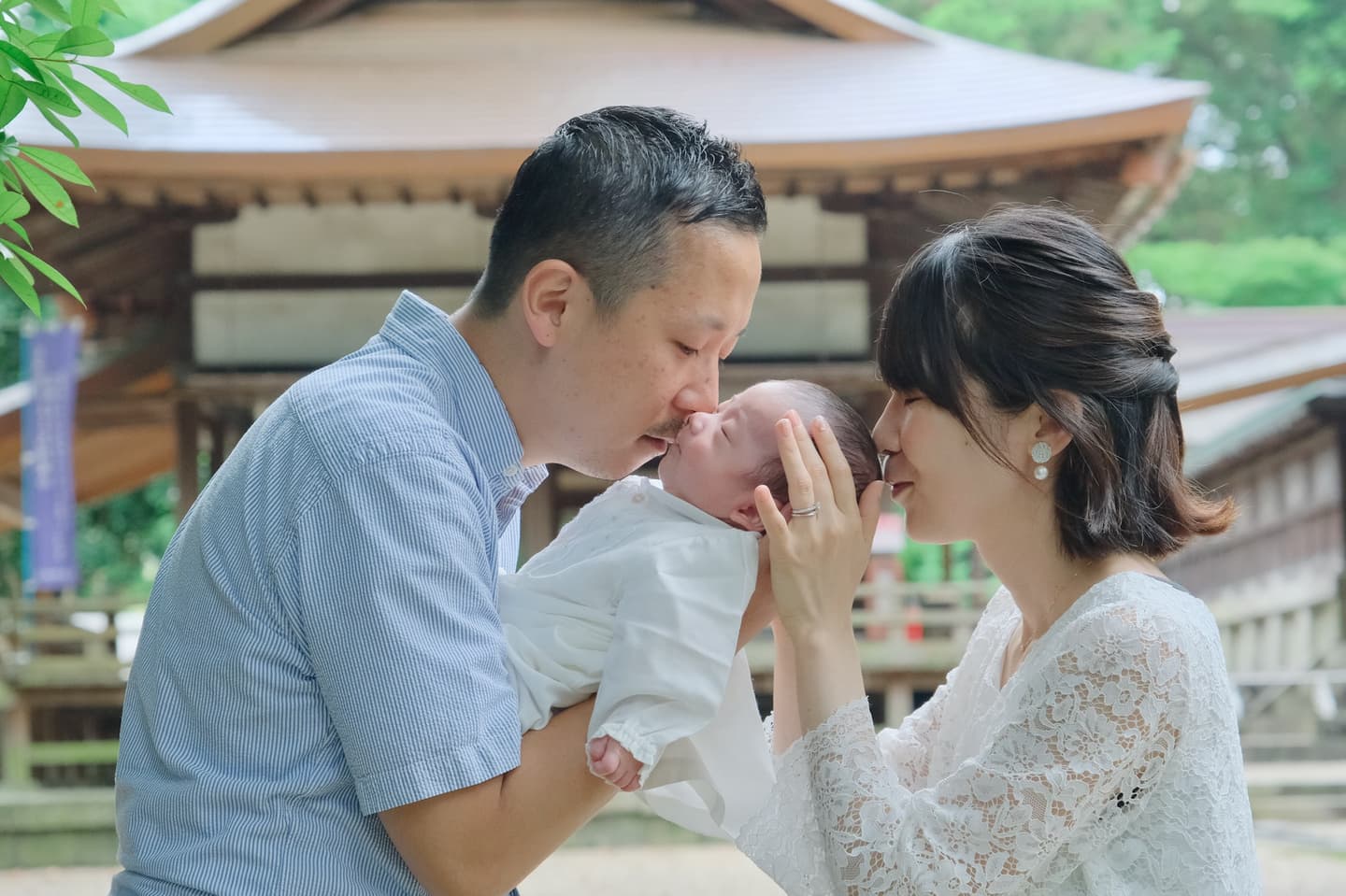 往馬大社でお宮参りの赤ちゃんの家族写真