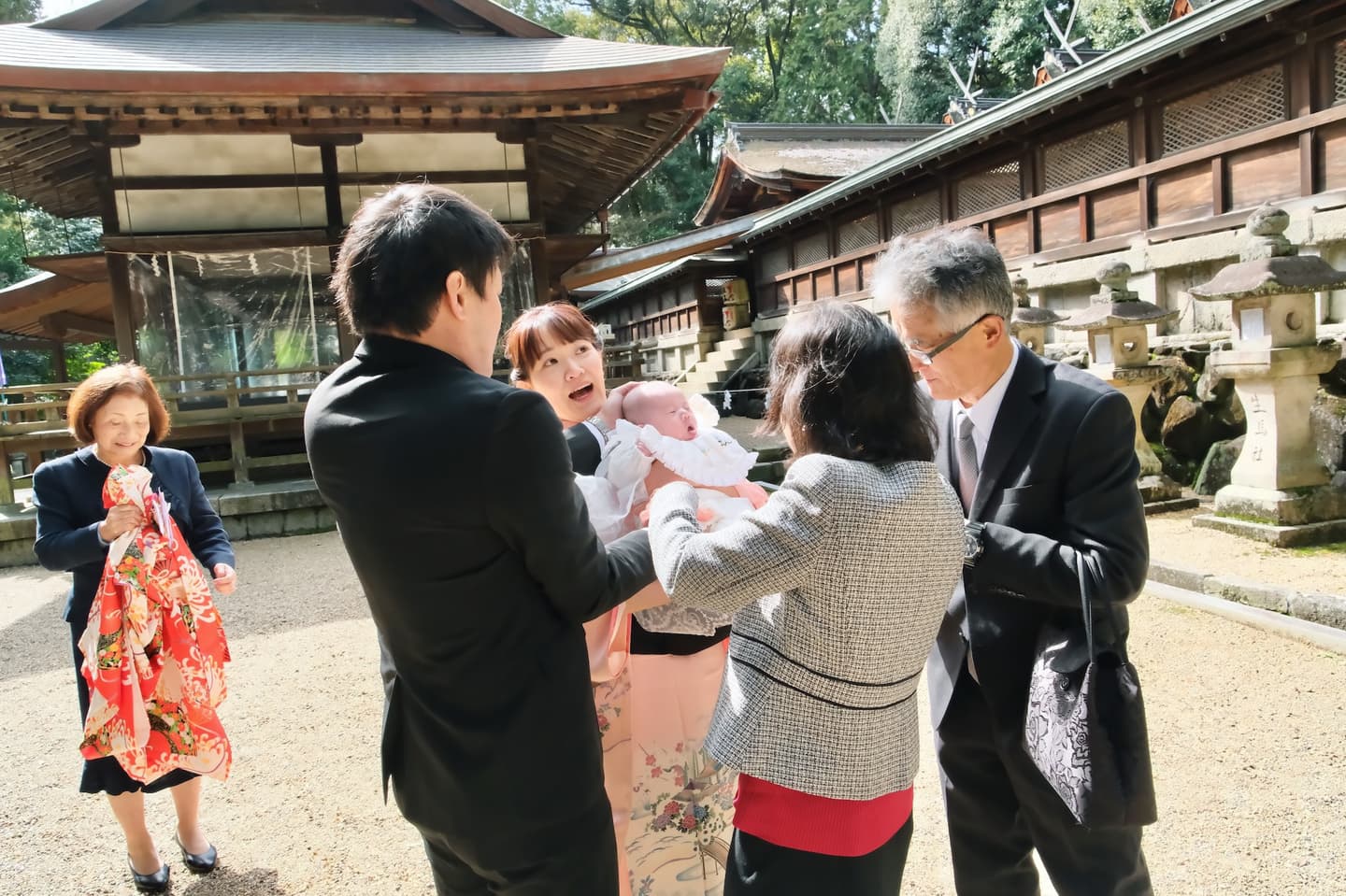 往馬大社でお宮参りの赤ちゃんの家族写真