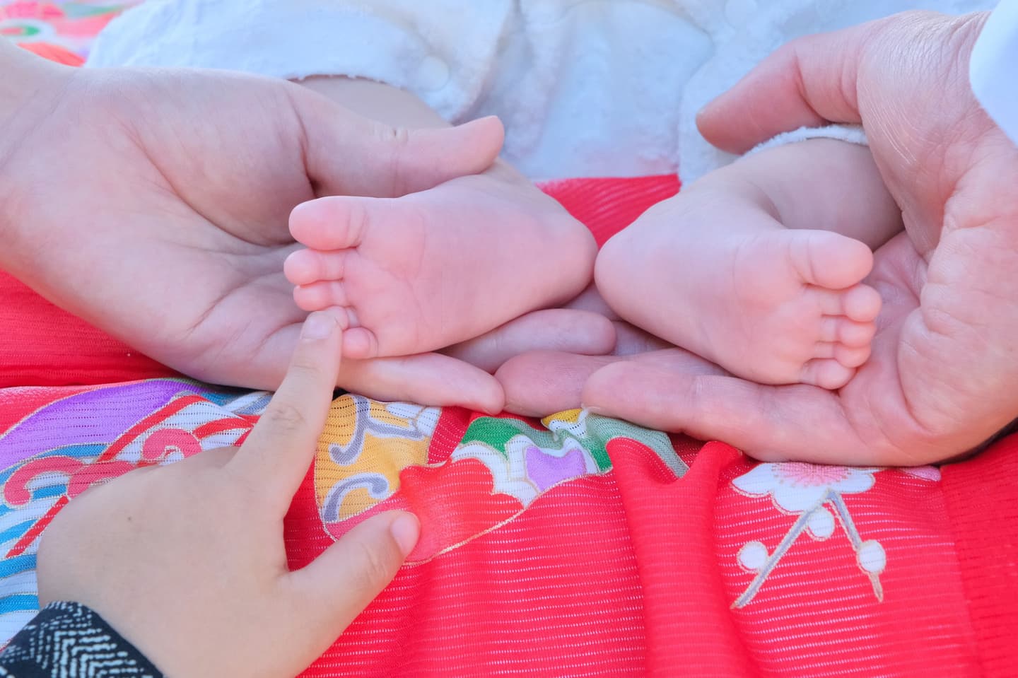 往馬大社でお宮参りの赤ちゃんの家族写真