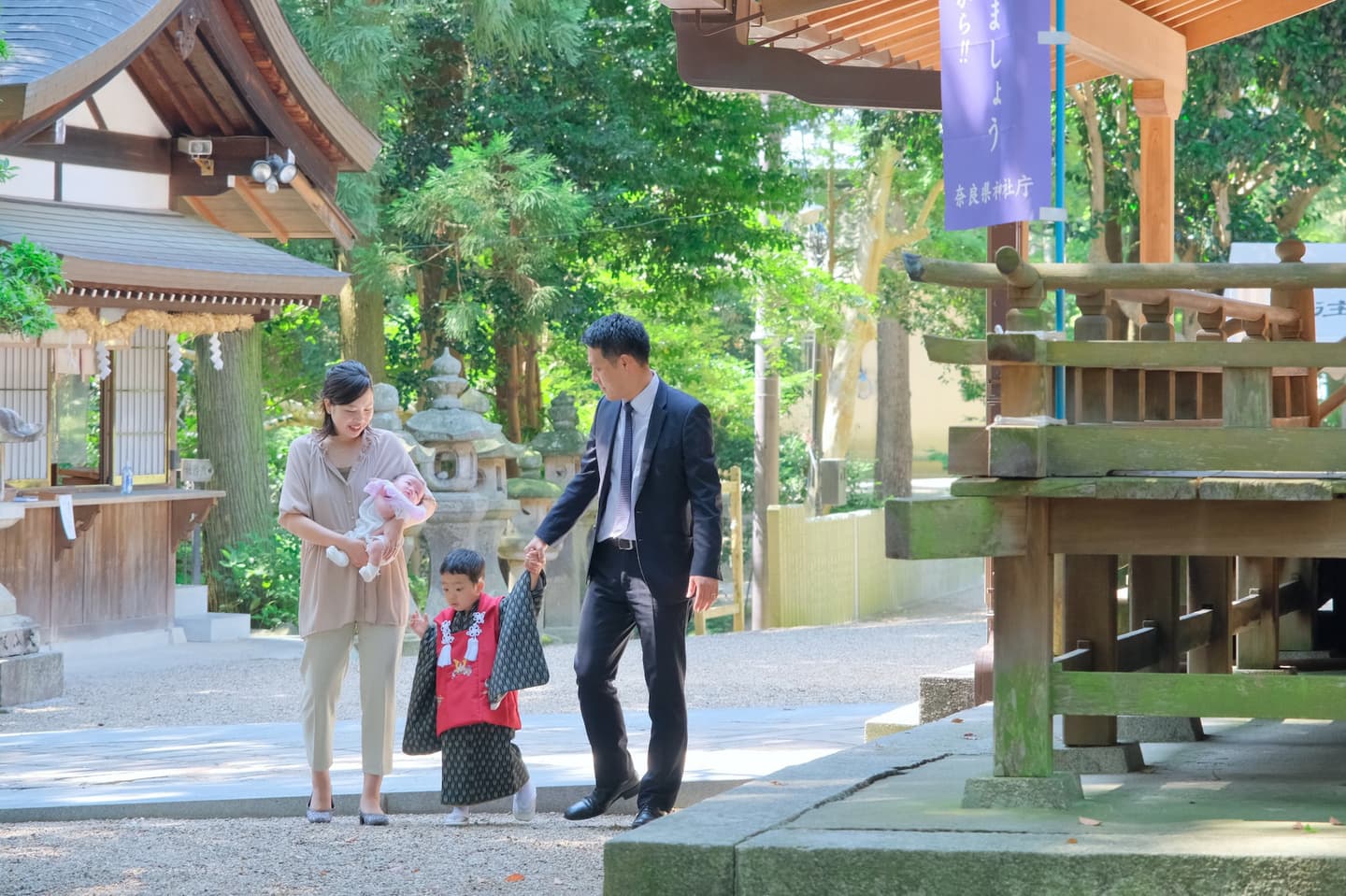 往馬大社でお宮参りの赤ちゃんの家族写真