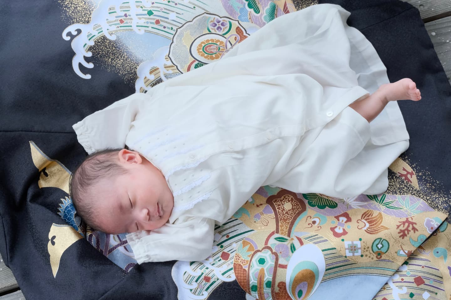 往馬大社でお宮参りの赤ちゃんの家族写真