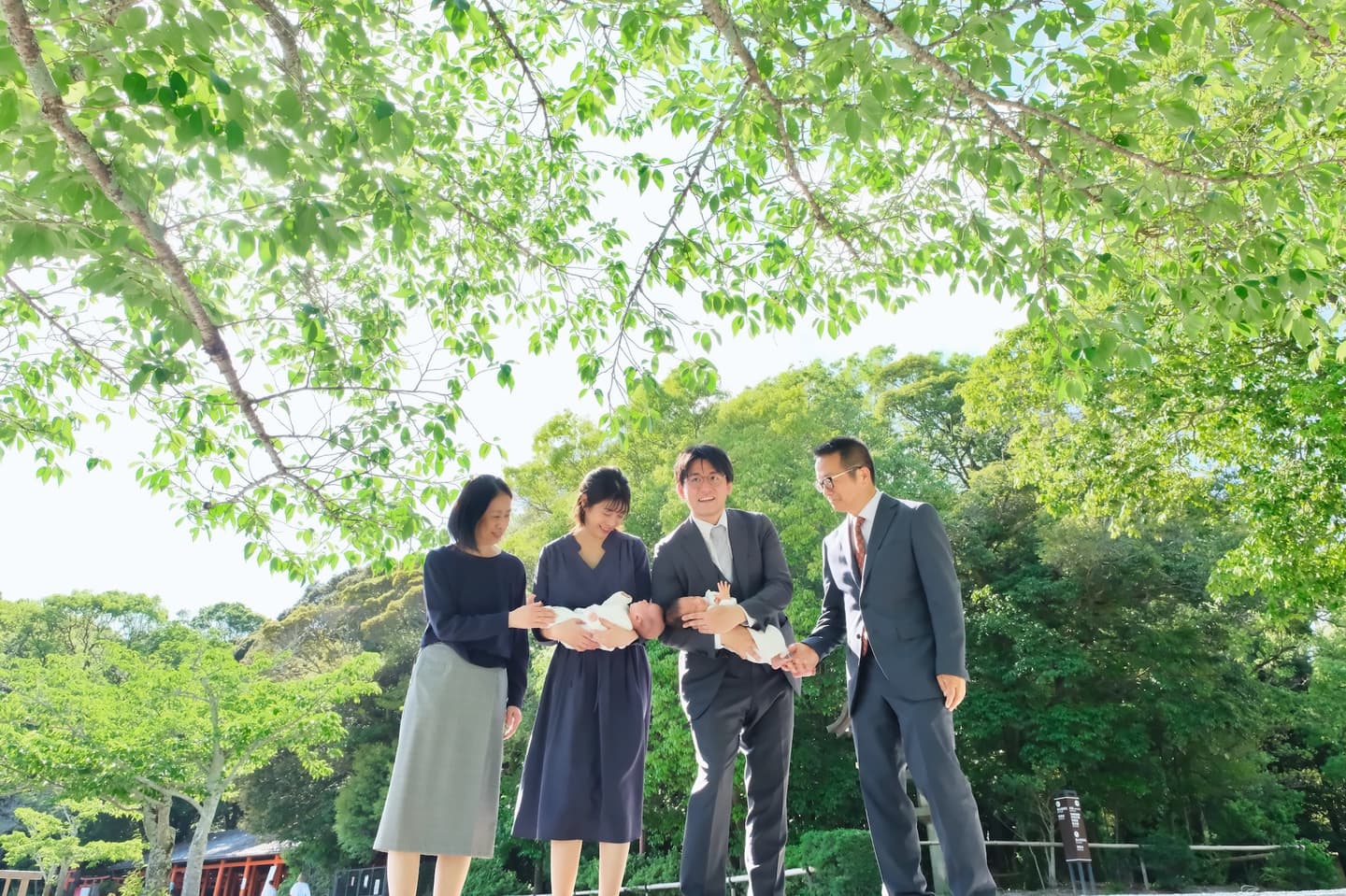 橿原神宮でお宮参りの赤ちゃんの家族写真