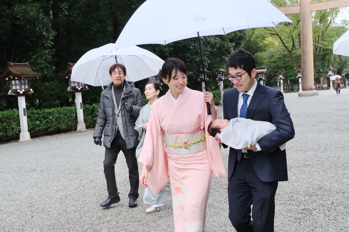 橿原神宮でお宮参りの赤ちゃんの家族写真