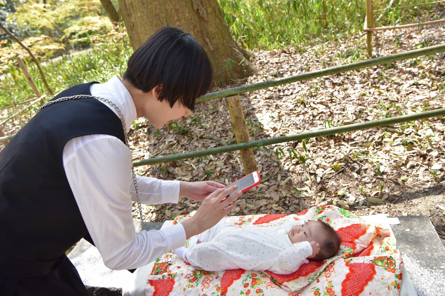 下鴨神社でお宮参りの赤ちゃんの家族写真