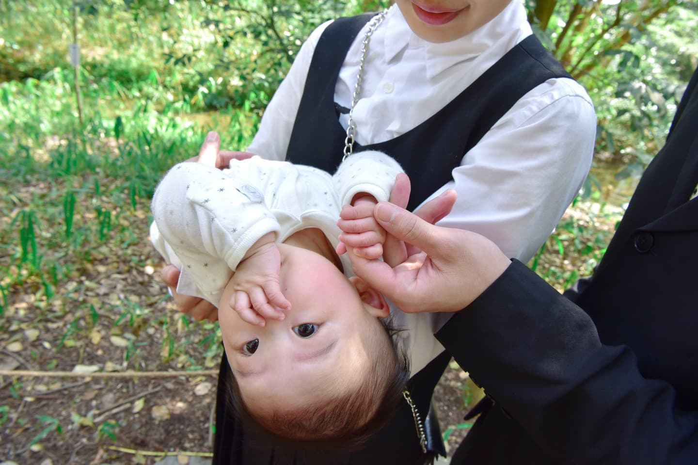 下鴨神社でお宮参りの赤ちゃんの家族写真