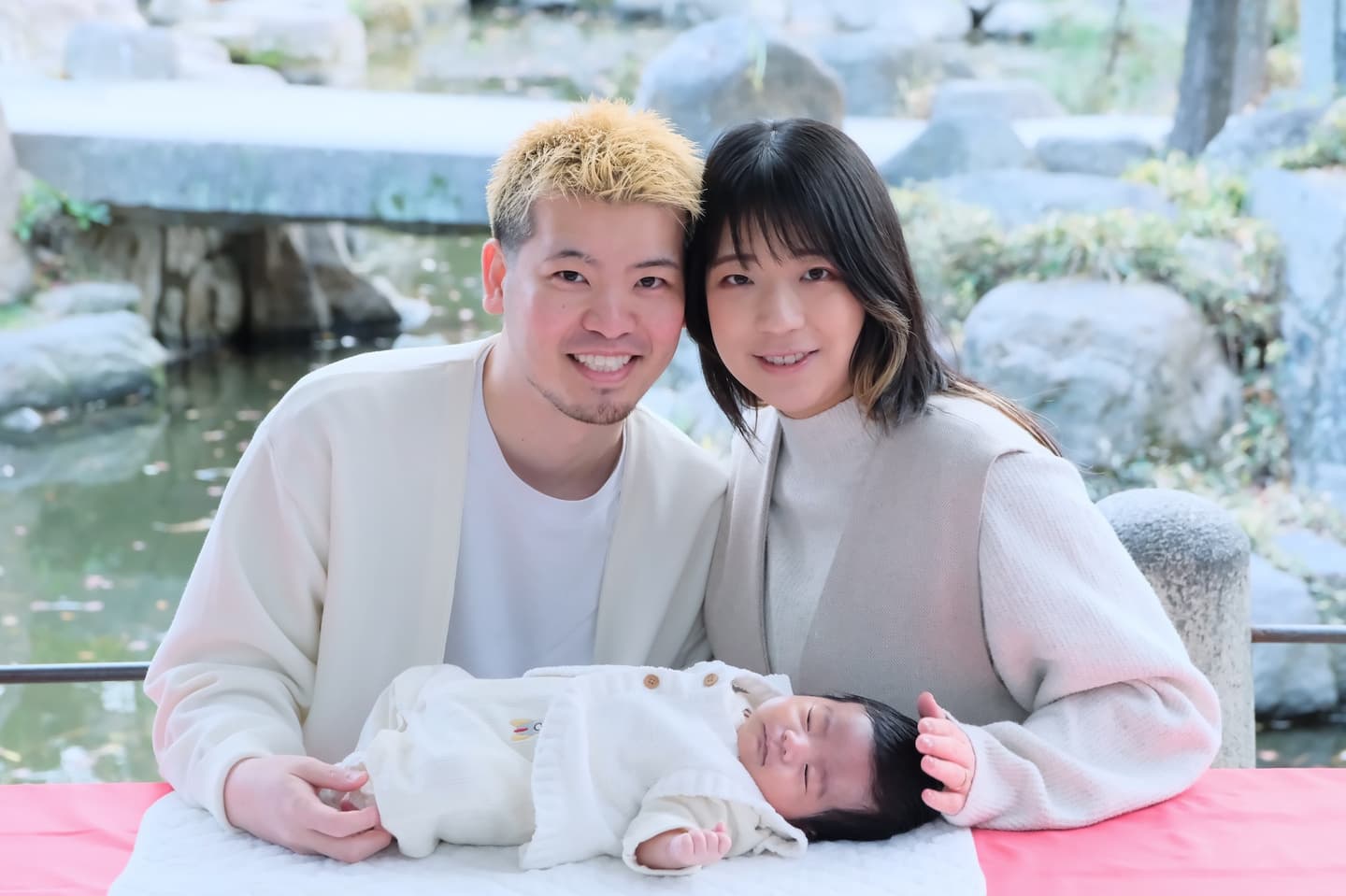 西宮神社でお宮参りの赤ちゃんの家族写真