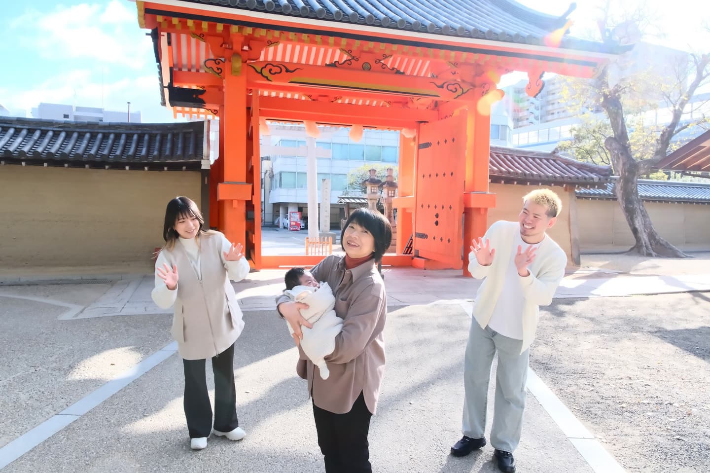 西宮神社でお宮参りの赤ちゃんの家族写真