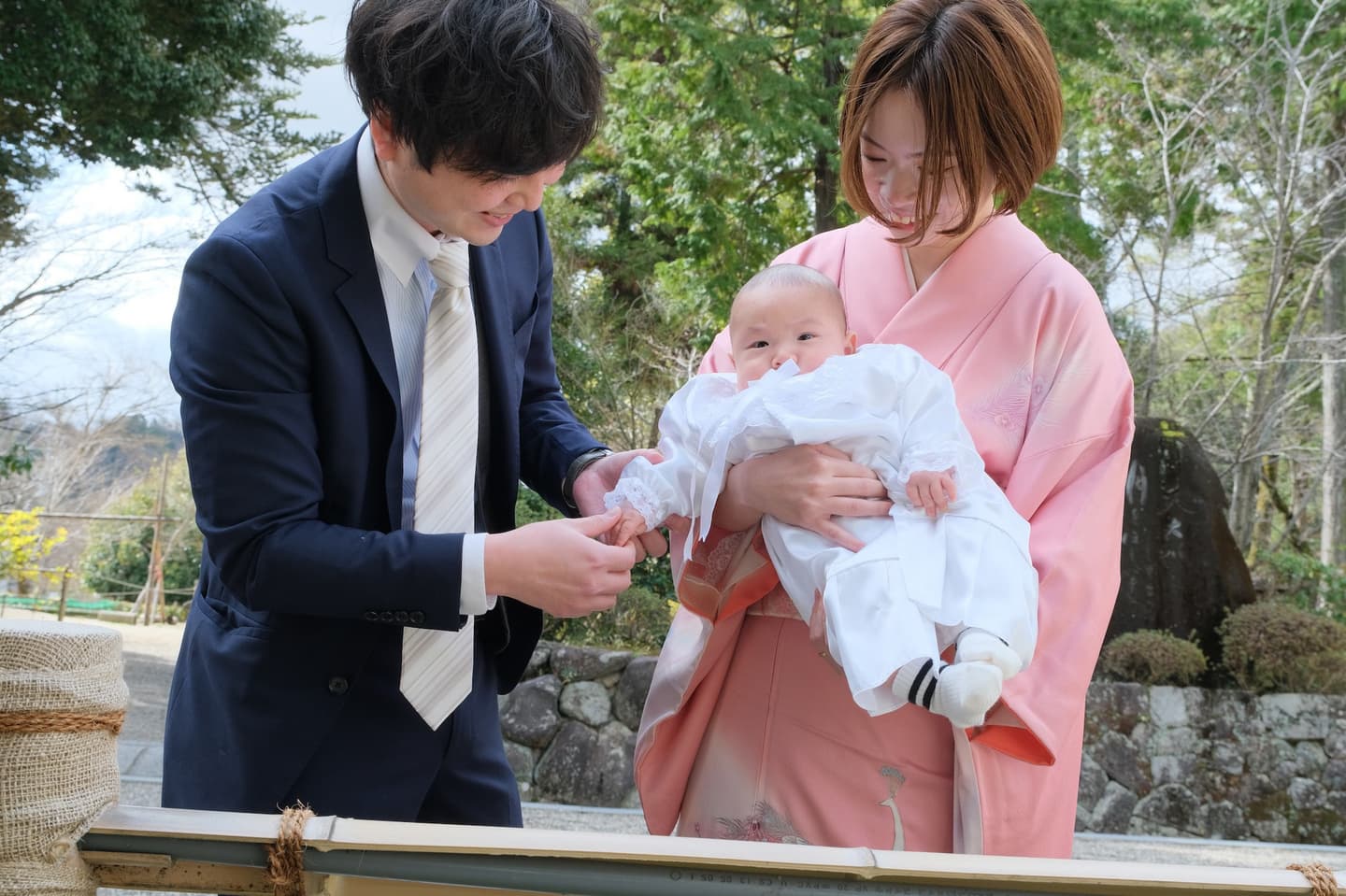 龍田大社でお宮参りの赤ちゃんの家族写真