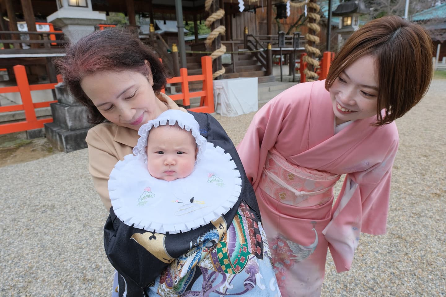 龍田大社でお宮参りの赤ちゃんの家族写真