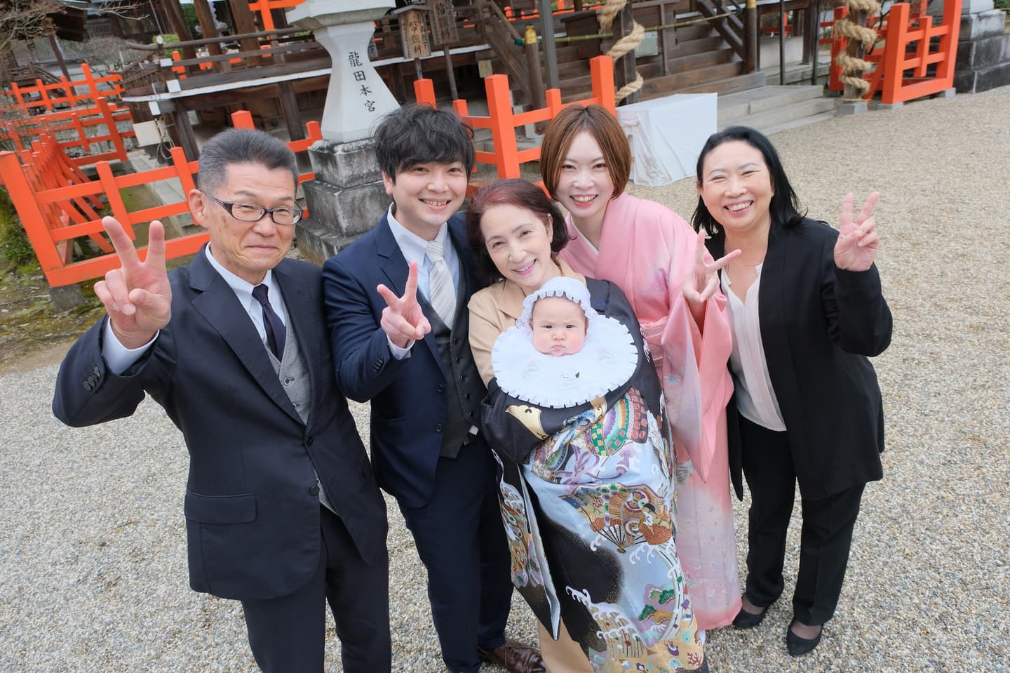 龍田大社でお宮参りの赤ちゃんの家族写真