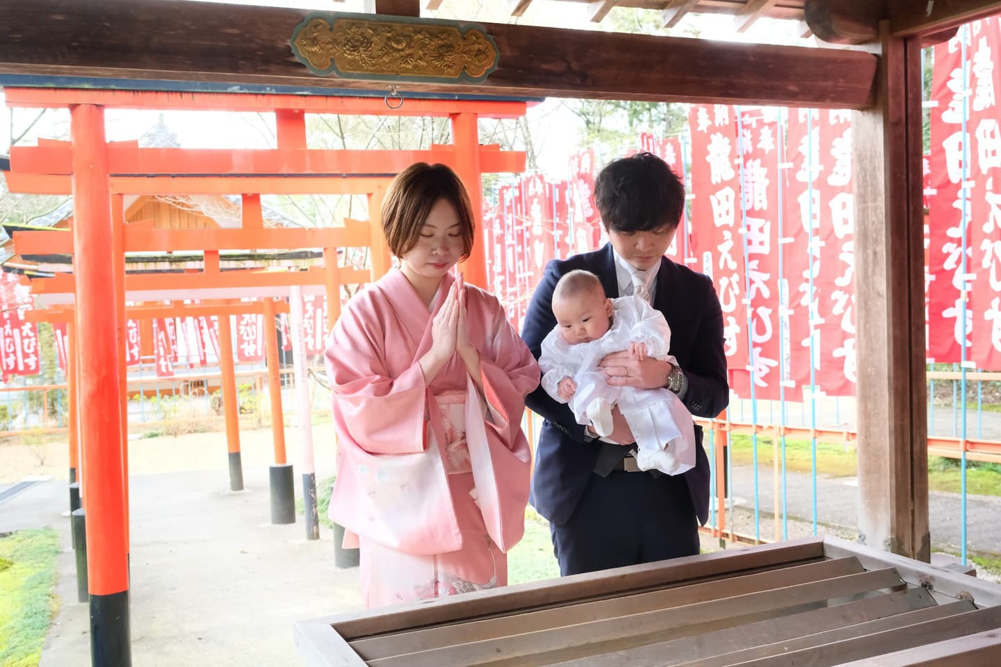 龍田大社でお宮参りの赤ちゃんの家族写真