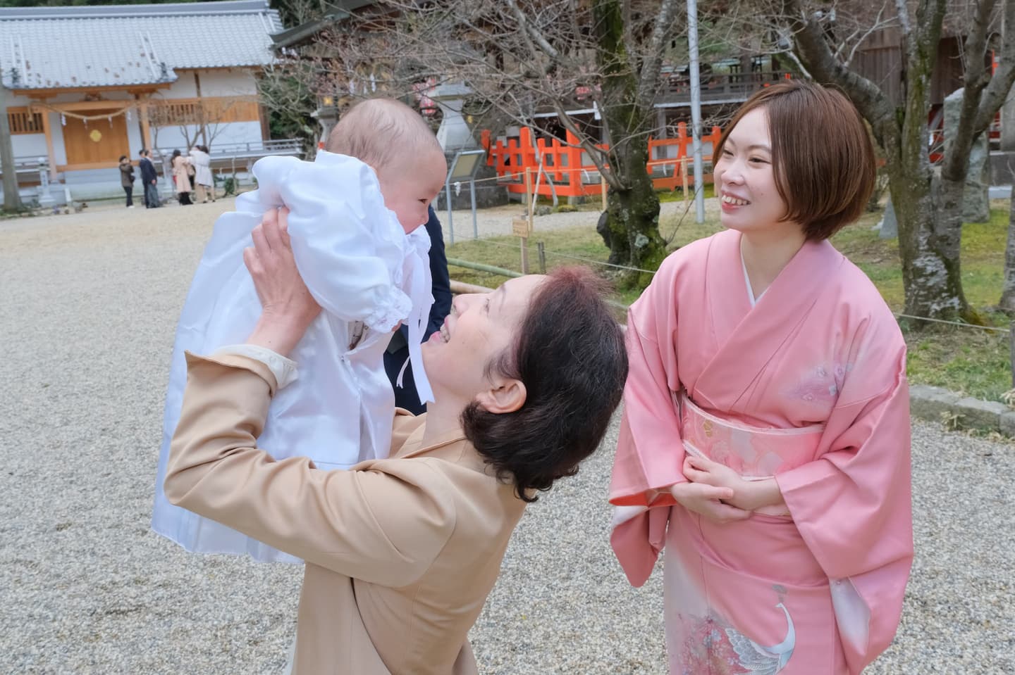 龍田大社でお宮参りの赤ちゃんの家族写真