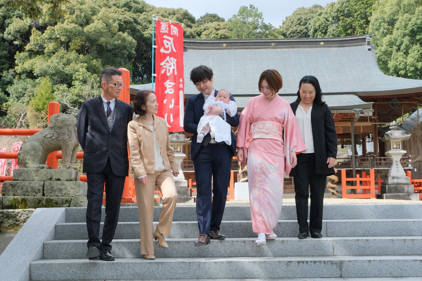 龍田大社でお宮参りの赤ちゃんの家族写真