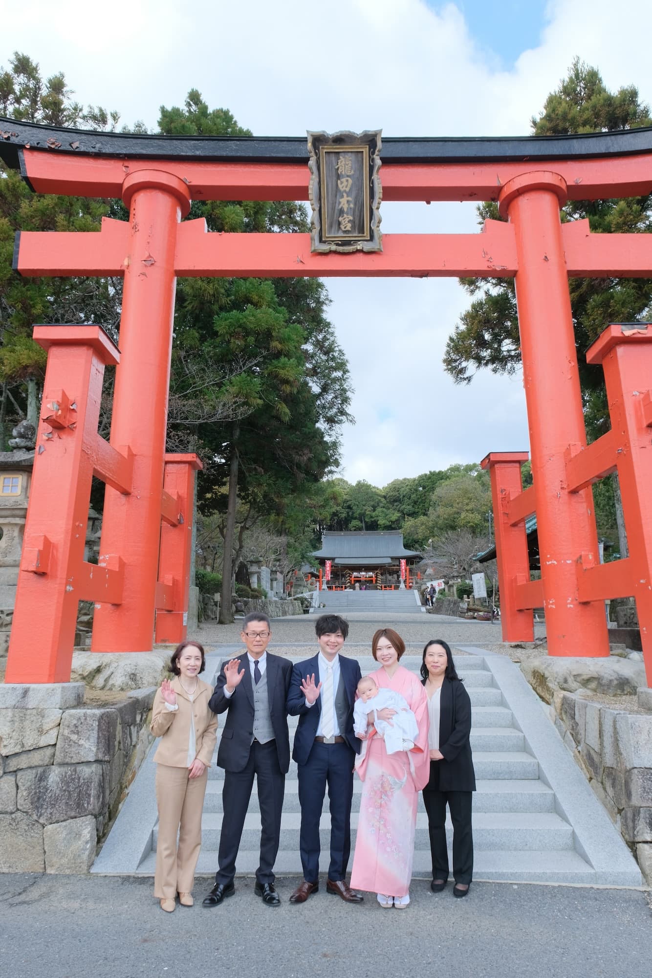 龍田大社でお宮参りの赤ちゃんの家族写真