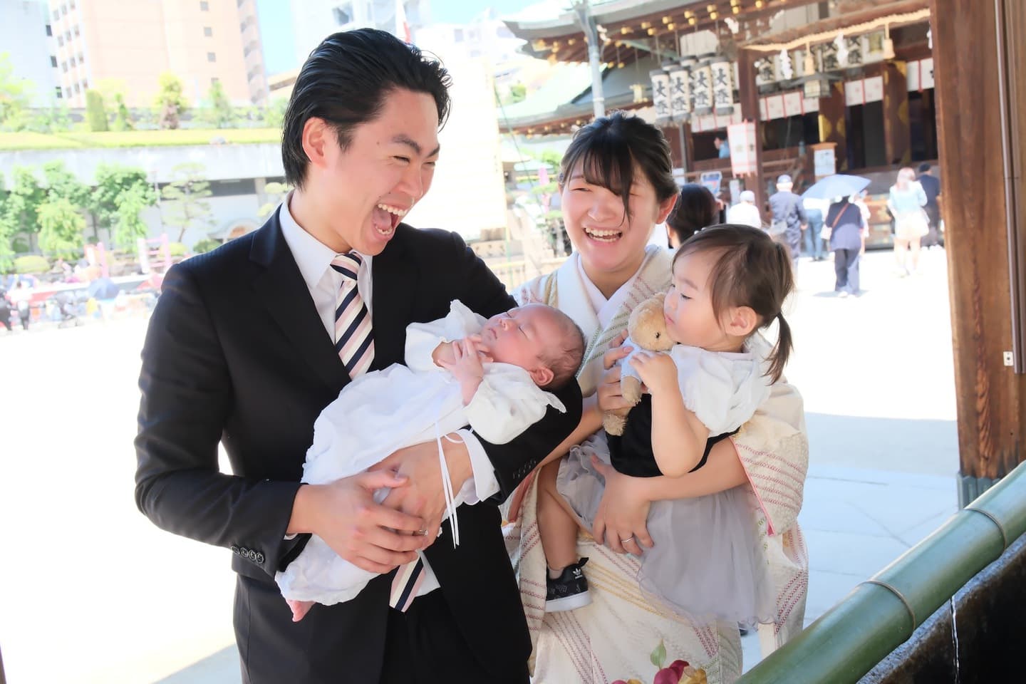 大阪天満宮でお宮参りの赤ちゃんの家族写真