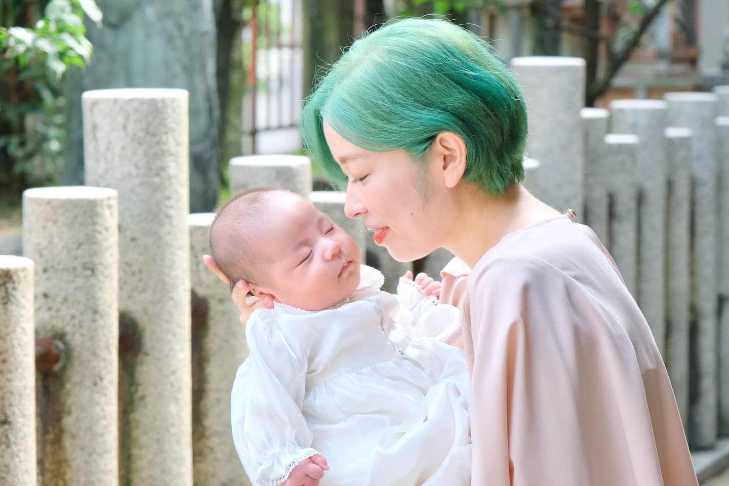 大阪天満宮でお宮参りの赤ちゃんの家族写真
