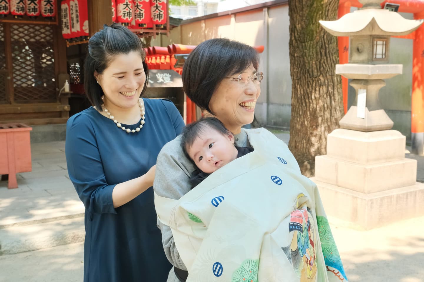 大阪天満宮でお宮参りの赤ちゃんの家族写真