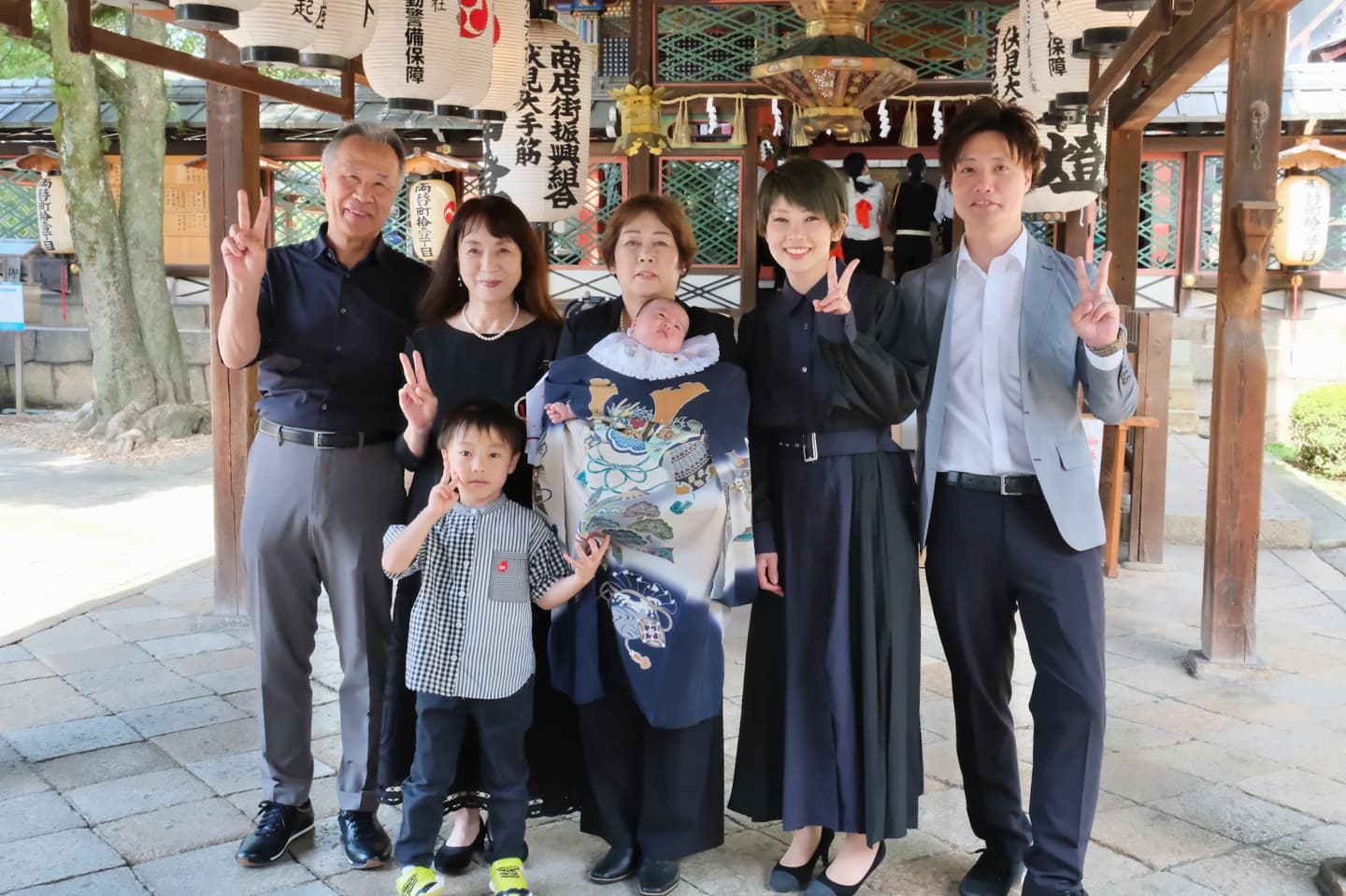 御香宮神社でお宮参りの赤ちゃんの家族写真