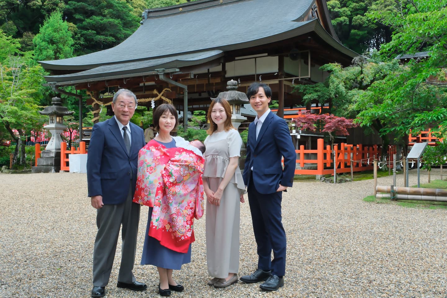 龍田大社でお宮参りの赤ちゃんの家族