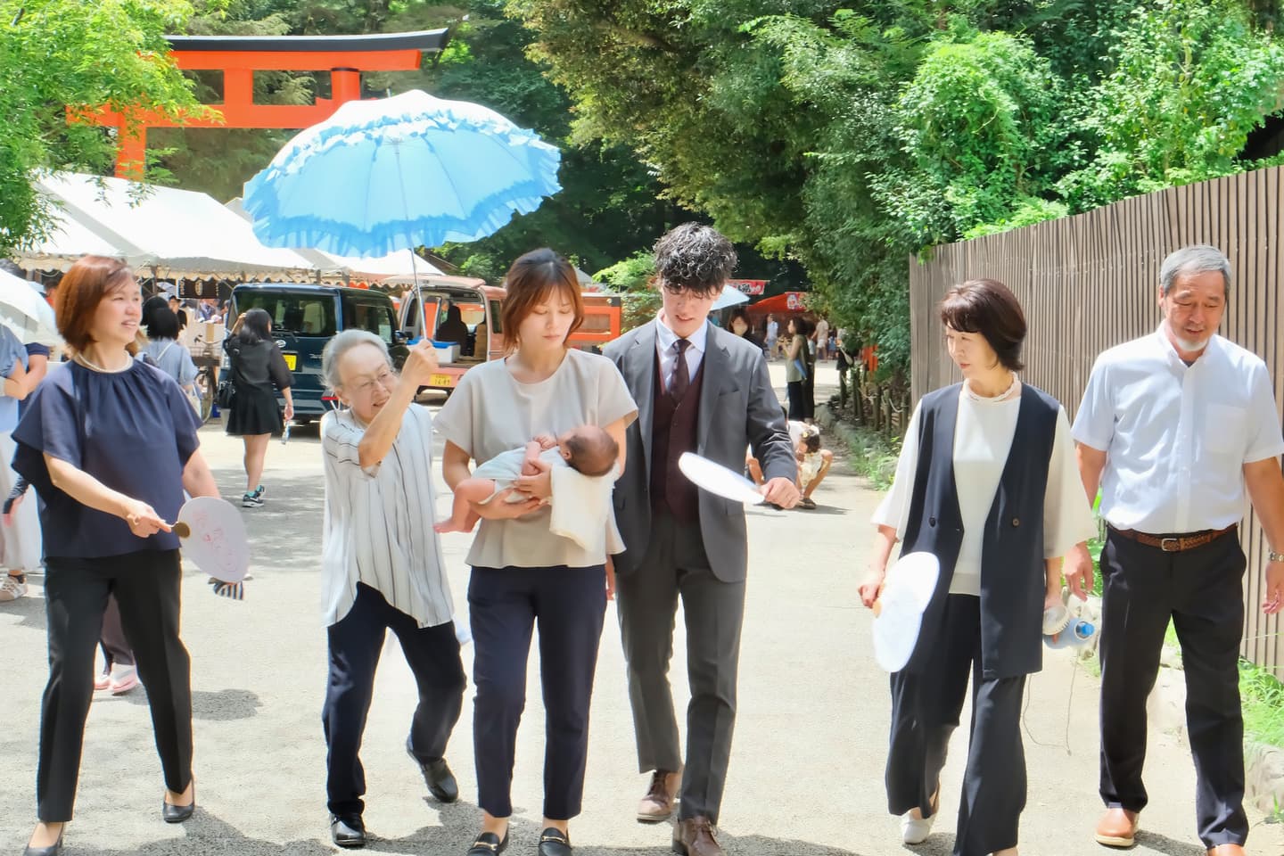 下鴨神社でお宮参りの赤ちゃんの家族写真