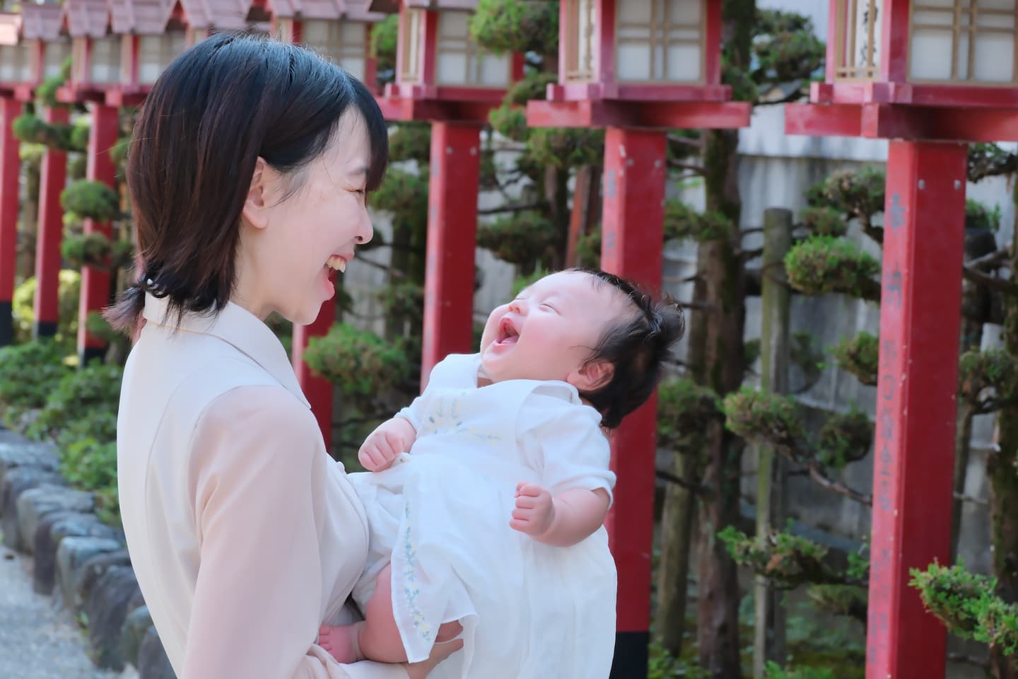 茨木神社でお宮参りの赤ちゃんの家族写真