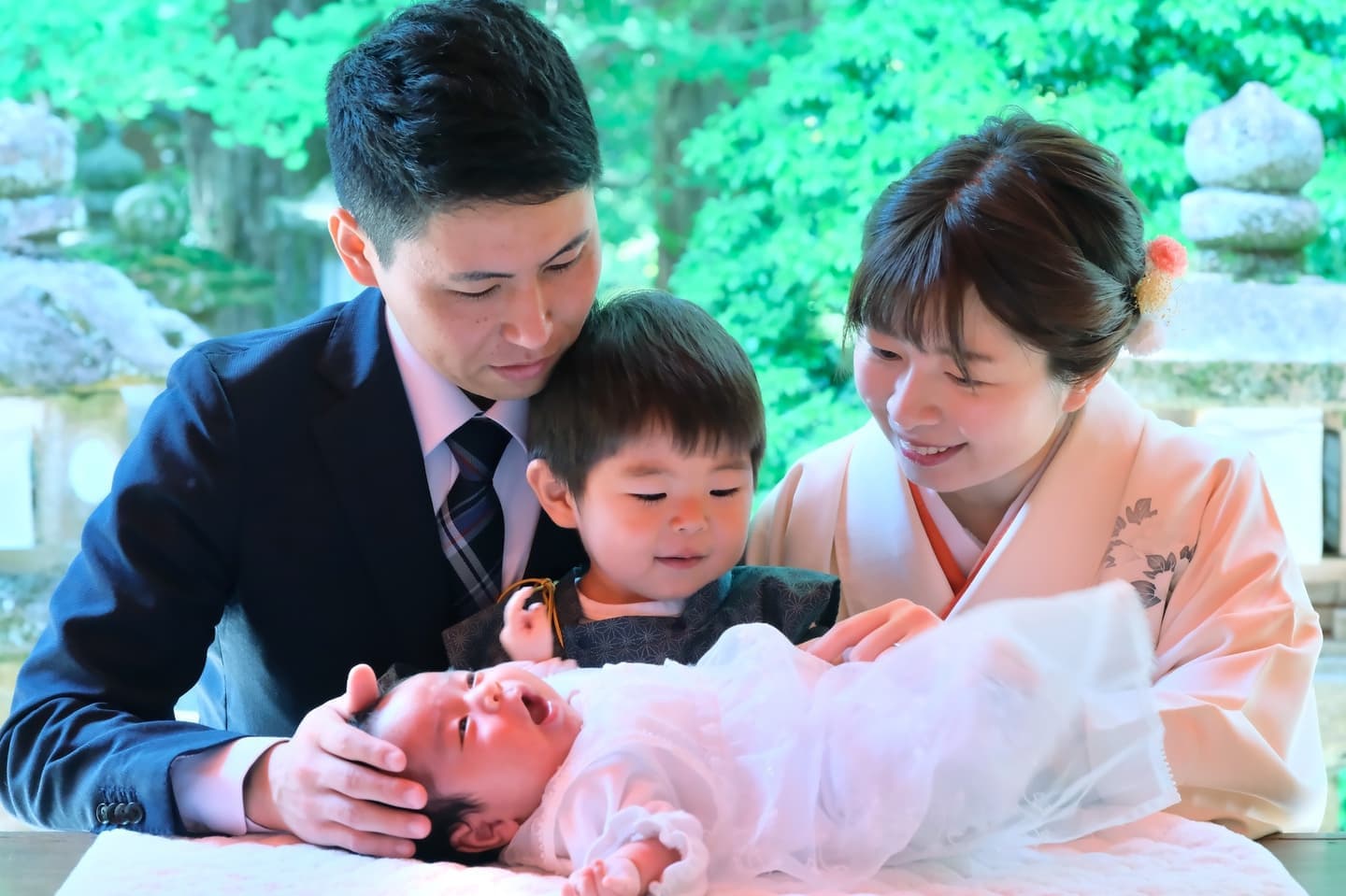 お宮参りの赤ちゃんの家族写真