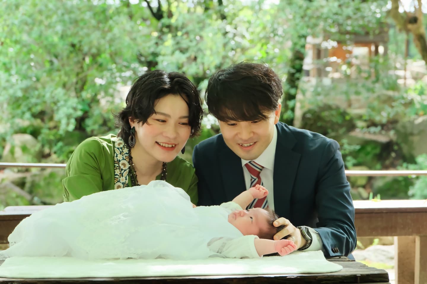 お宮参りの赤ちゃんの家族写真