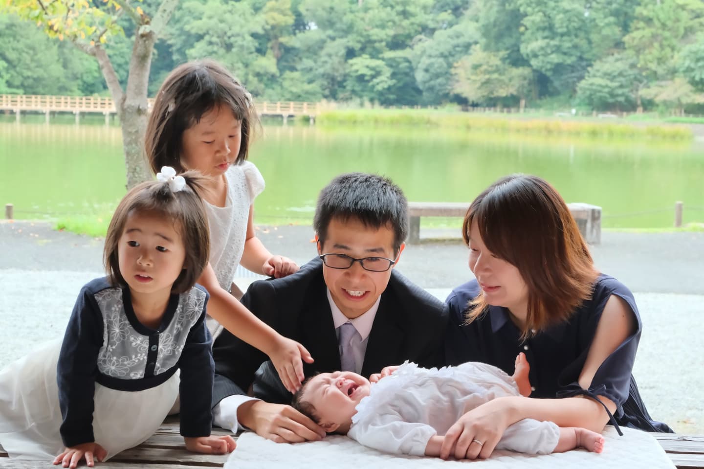 お宮参りの赤ちゃんの家族写真