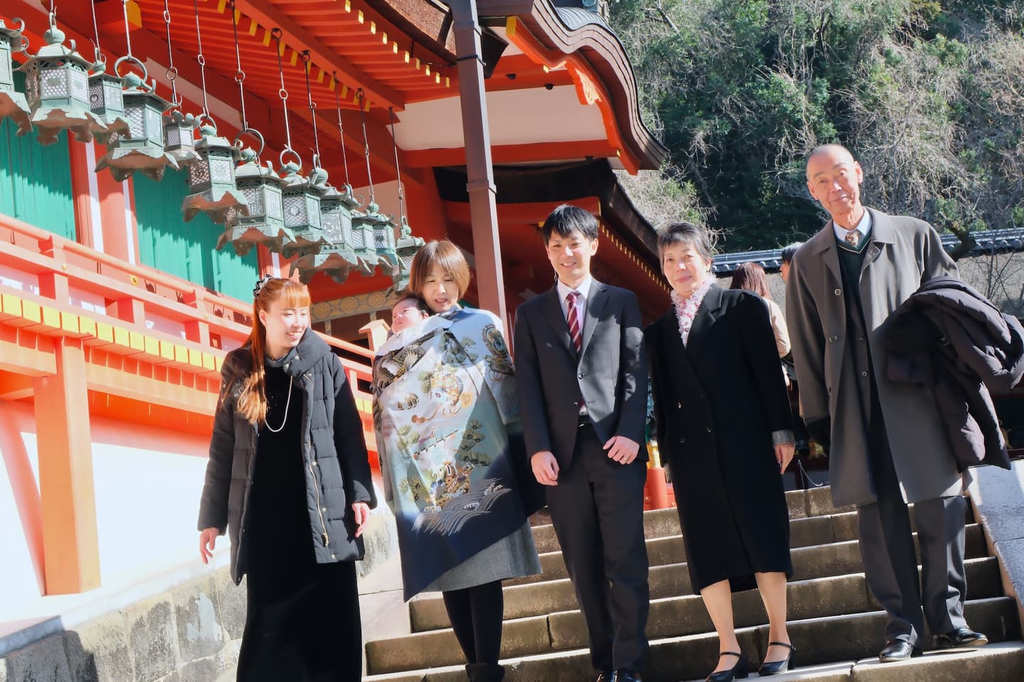 春日大社でお宮参りの赤ちゃんの家族写真
