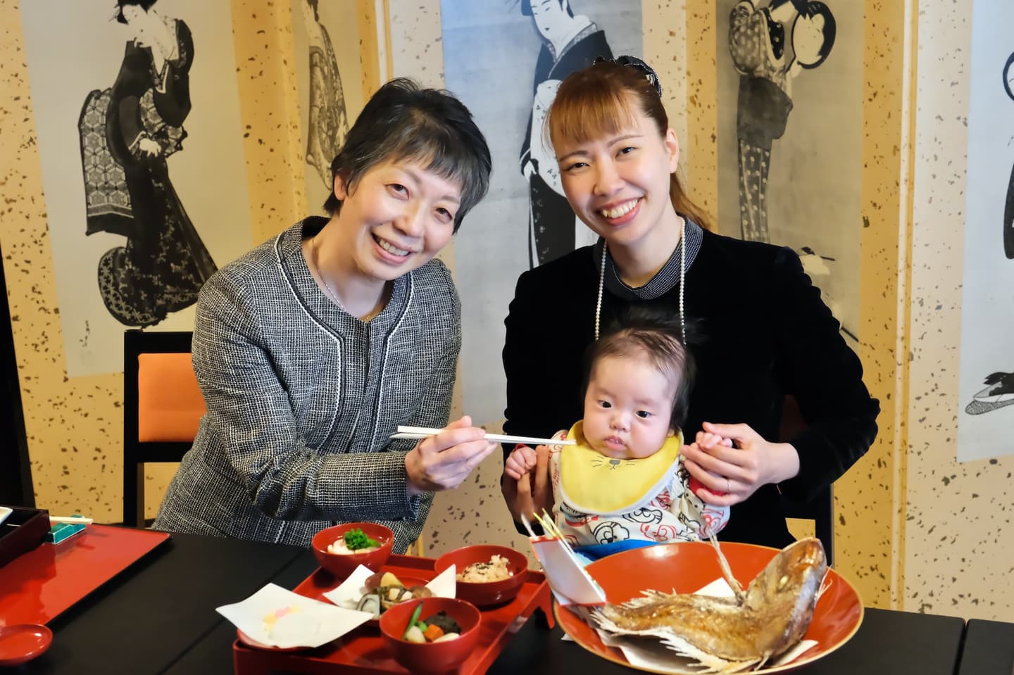 春日大社でお宮参りの赤ちゃんの家族写真