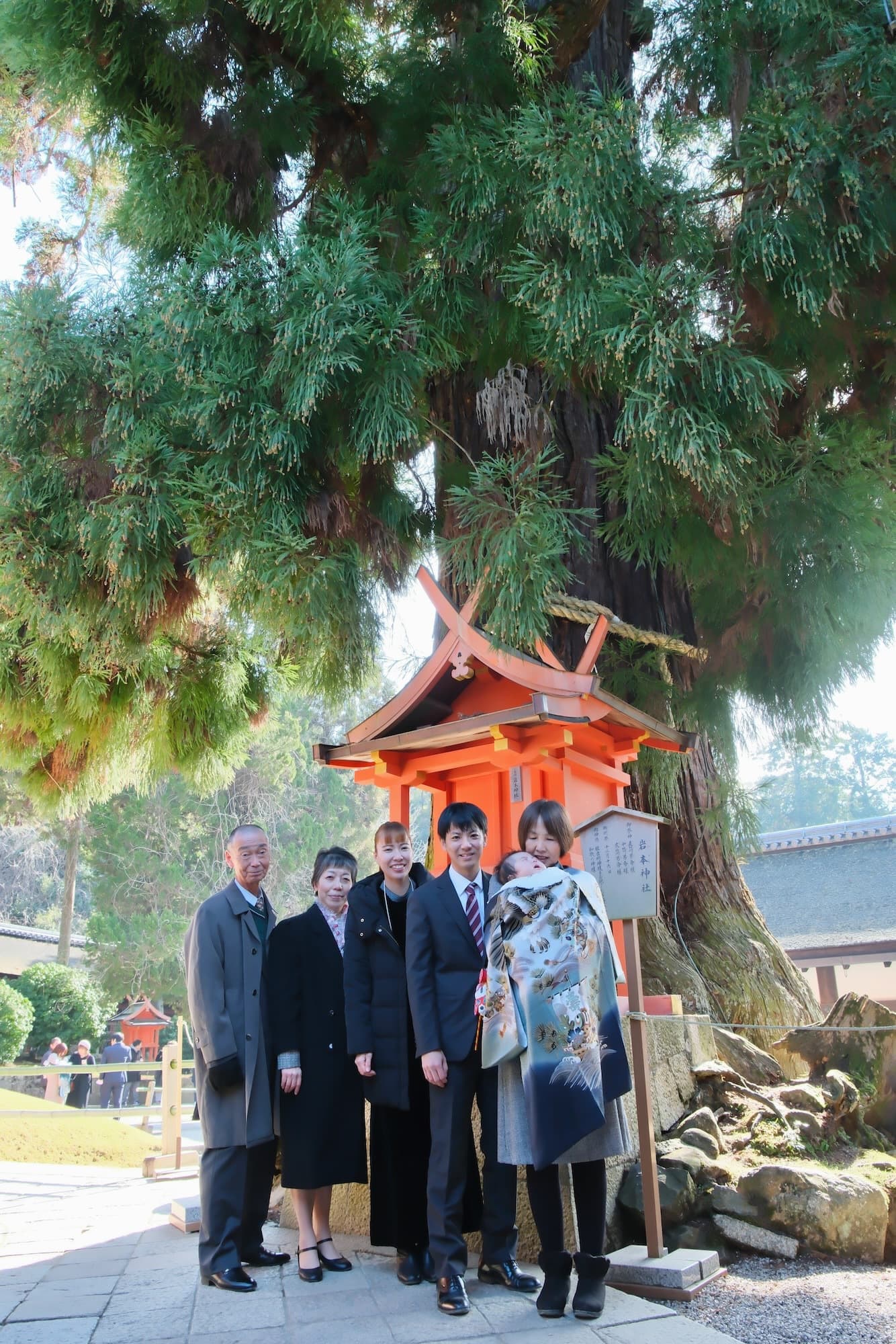 春日大社でお宮参りの赤ちゃんの家族写真