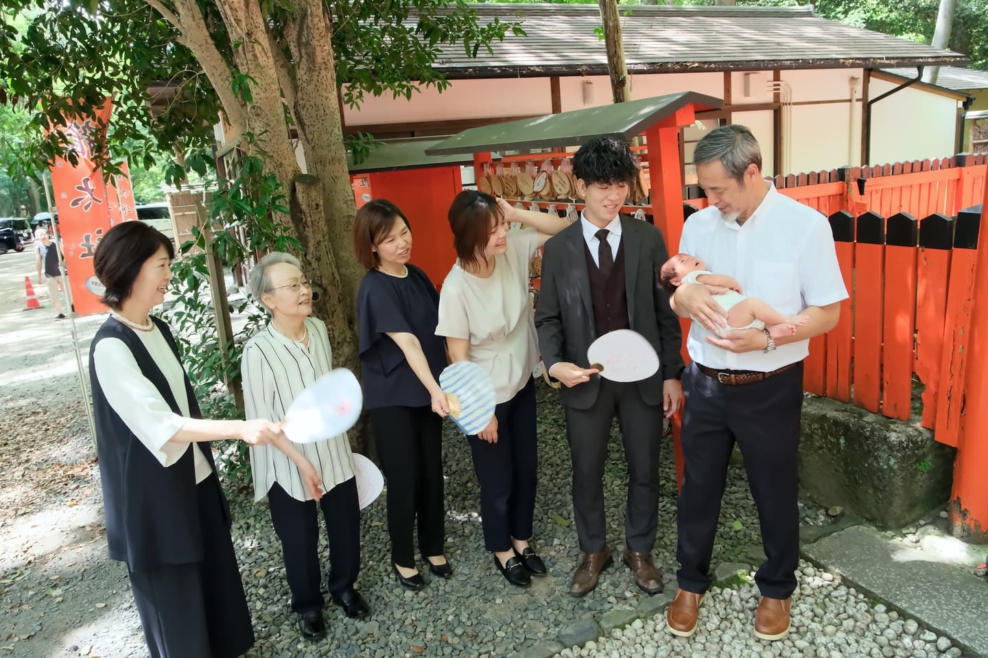 下鴨神社でお宮参りの赤ちゃんの家族写真