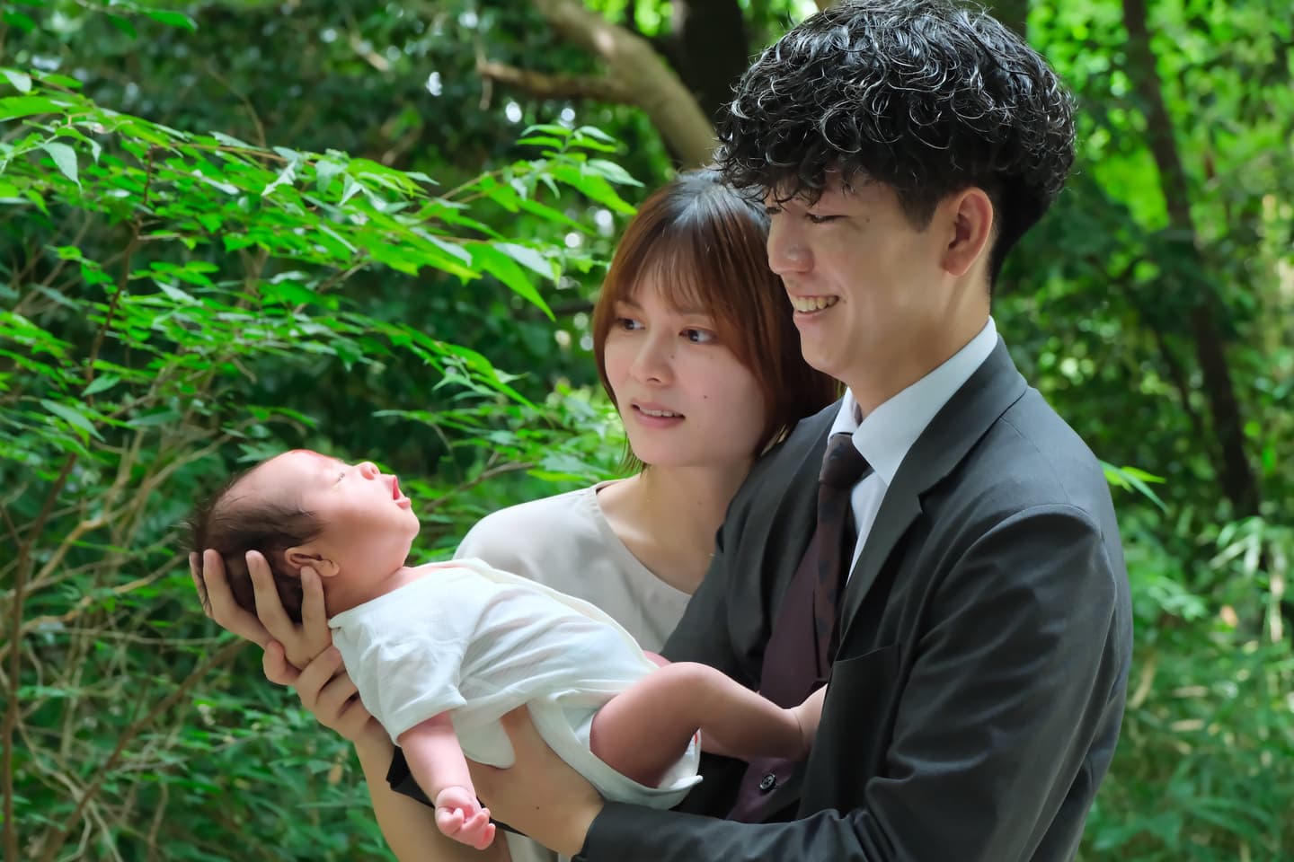 下鴨神社でお宮参りの赤ちゃんの家族写真