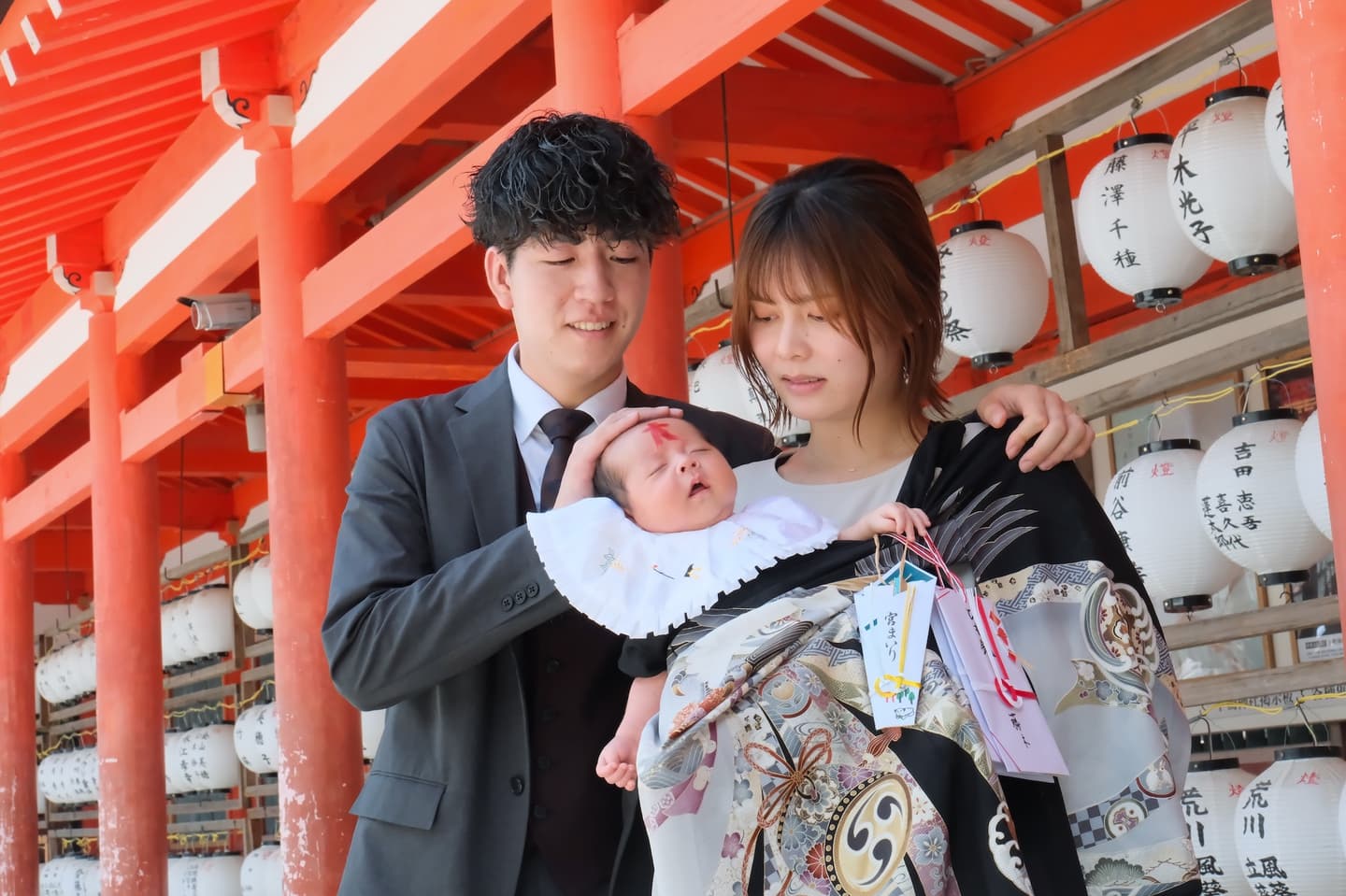 下鴨神社でお宮参りの赤ちゃんの家族写真